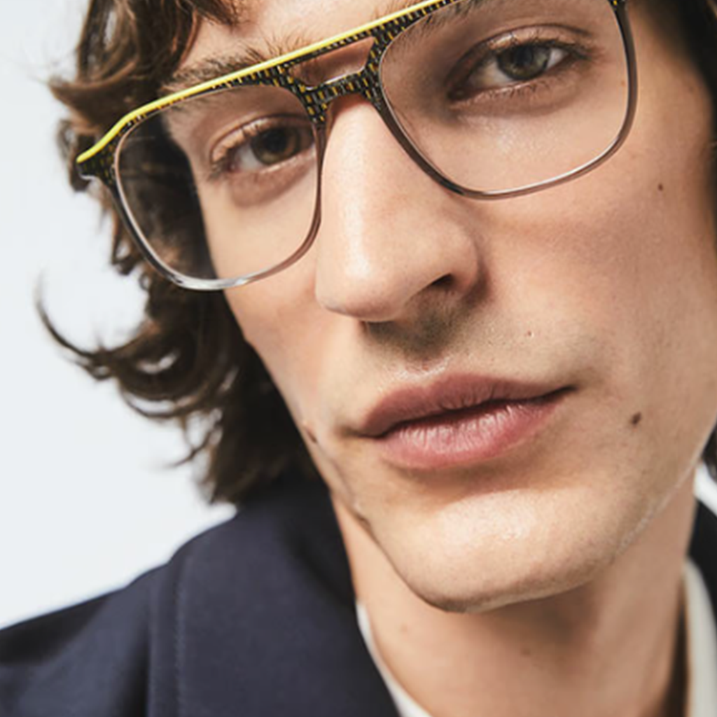 Homme portant des lunettes de créateur avec une monture distinctive et un design moderne, illustrant la marque Etnia Barcelona.