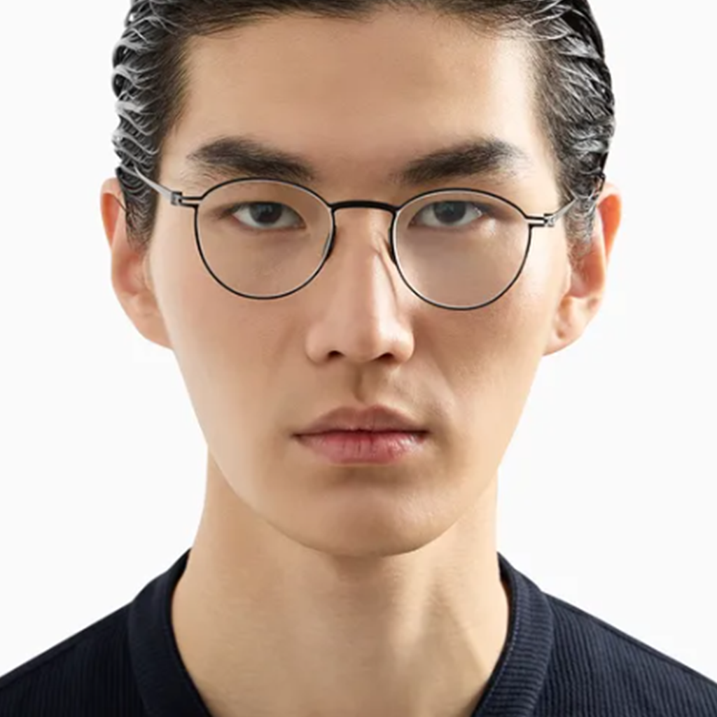 Homme portant des lunettes de vue Armani Exchange avec une monture ronde en métal