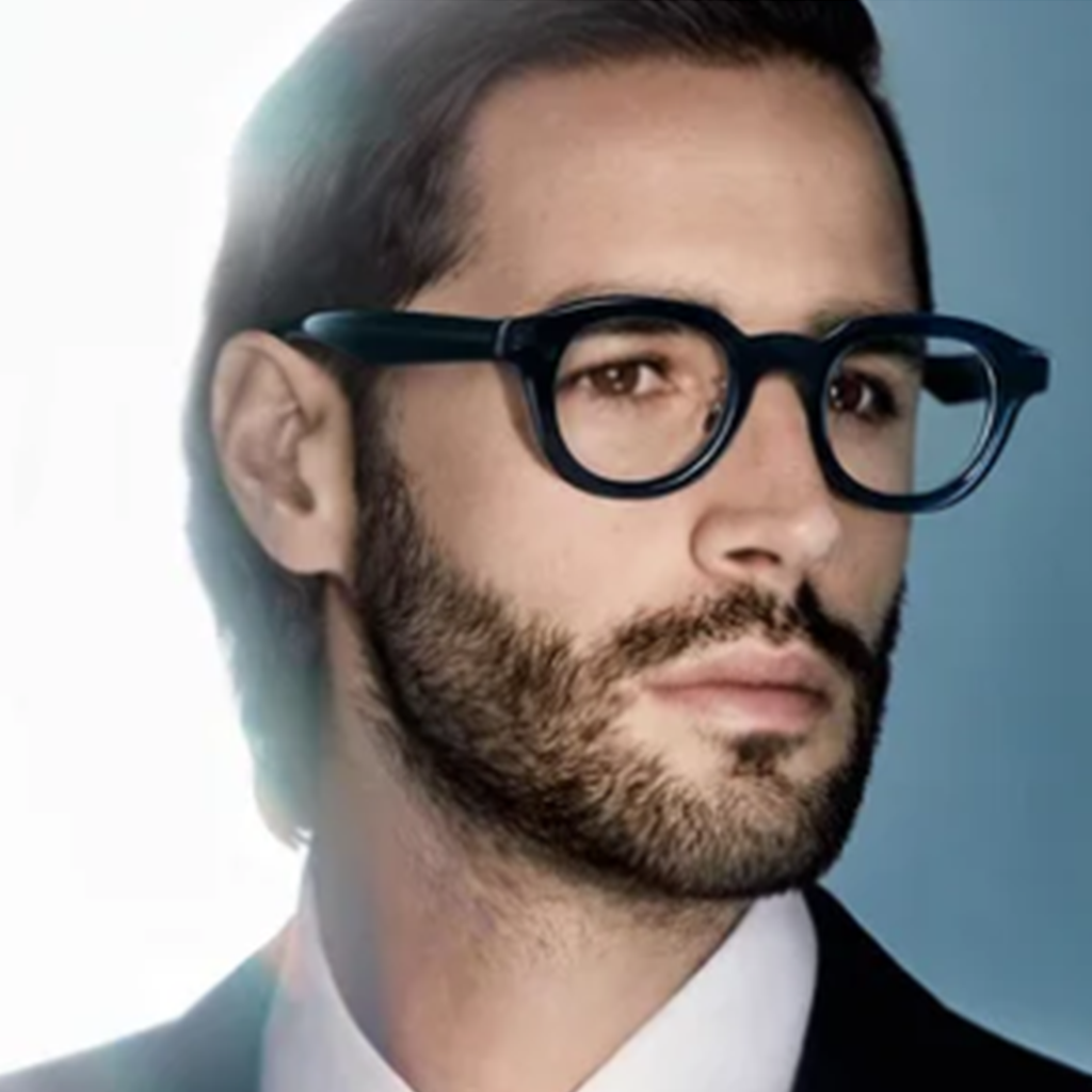 Homme portant des lunettes de vue Armani Exchange avec une monture épaisse et bleue