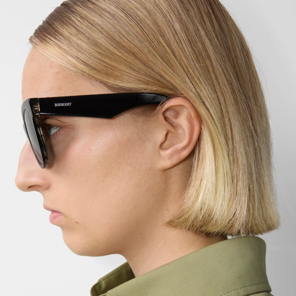 Femme portant des lunettes de soleil Burberry avec une monture épaisse noire