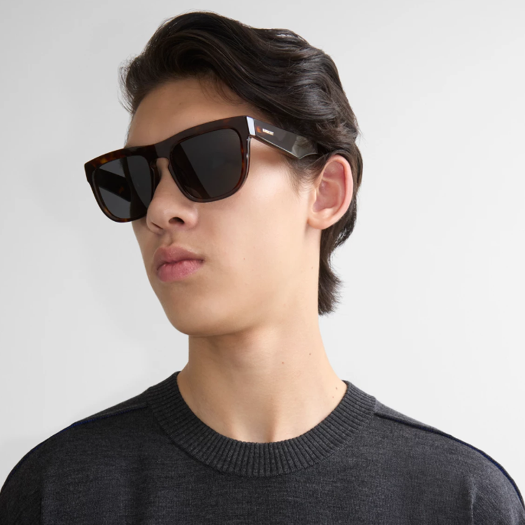 Homme portant des lunettes de soleil Burberry avec une monture écaille