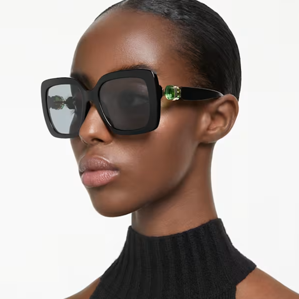 Femme portant des lunettes de soleil Swarovski avec une monture carrée et noire