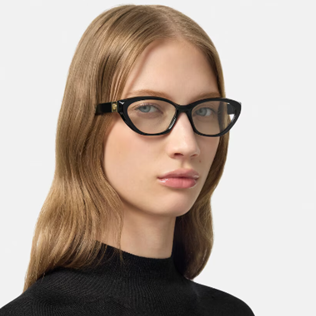 Femme portant des lunettes de vue Versace avec une monture noire