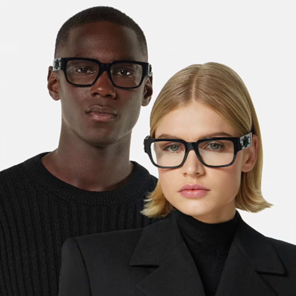 Un homme et une femme portant des lunettes de vue Versace avec des montures noires