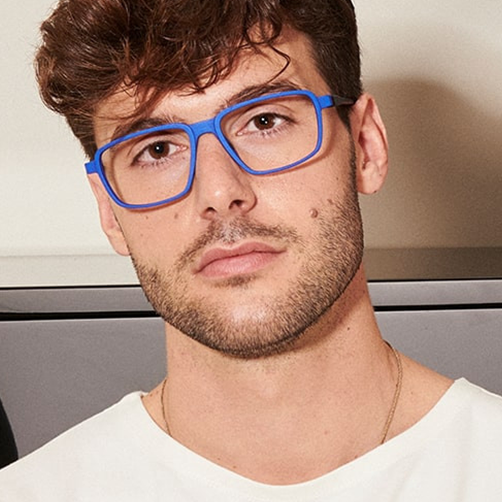 Homme portant des lunettes bleues de Roussilhe - Créateurs chez LUNÉO Opticiens